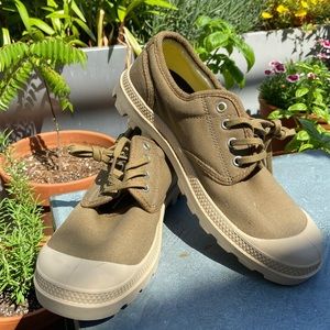 Brand new never worn Palladium Oxford lace up canvas sneakers